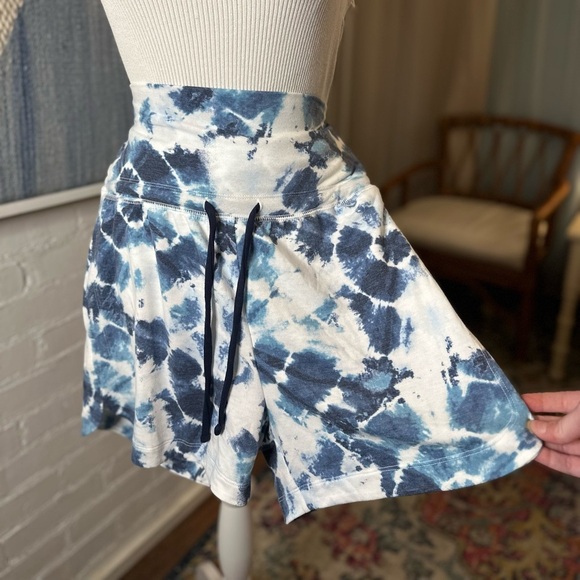 NWT Old Navy Blue Tie-Dye Fold Over Waist Shorts - Picture 4 of 11